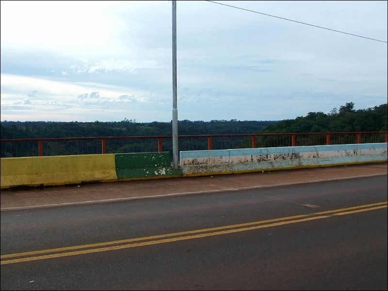 gal/holiday/Brazil 2005 - Foz do Iguacu Argentine Side/Argentine-Brazilian_border_DSCF1096.JPG